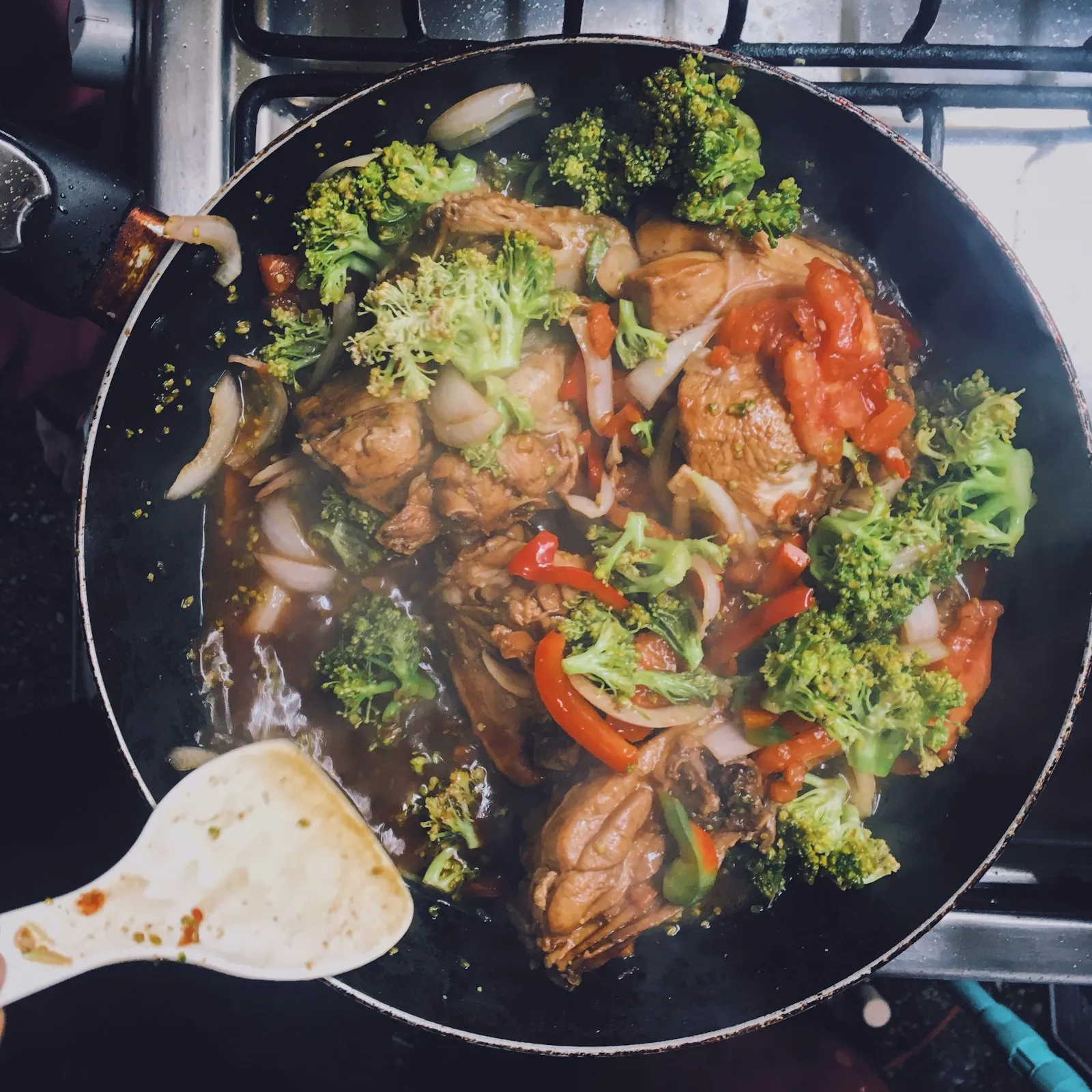 Kylling og brokkoli som steker i wok